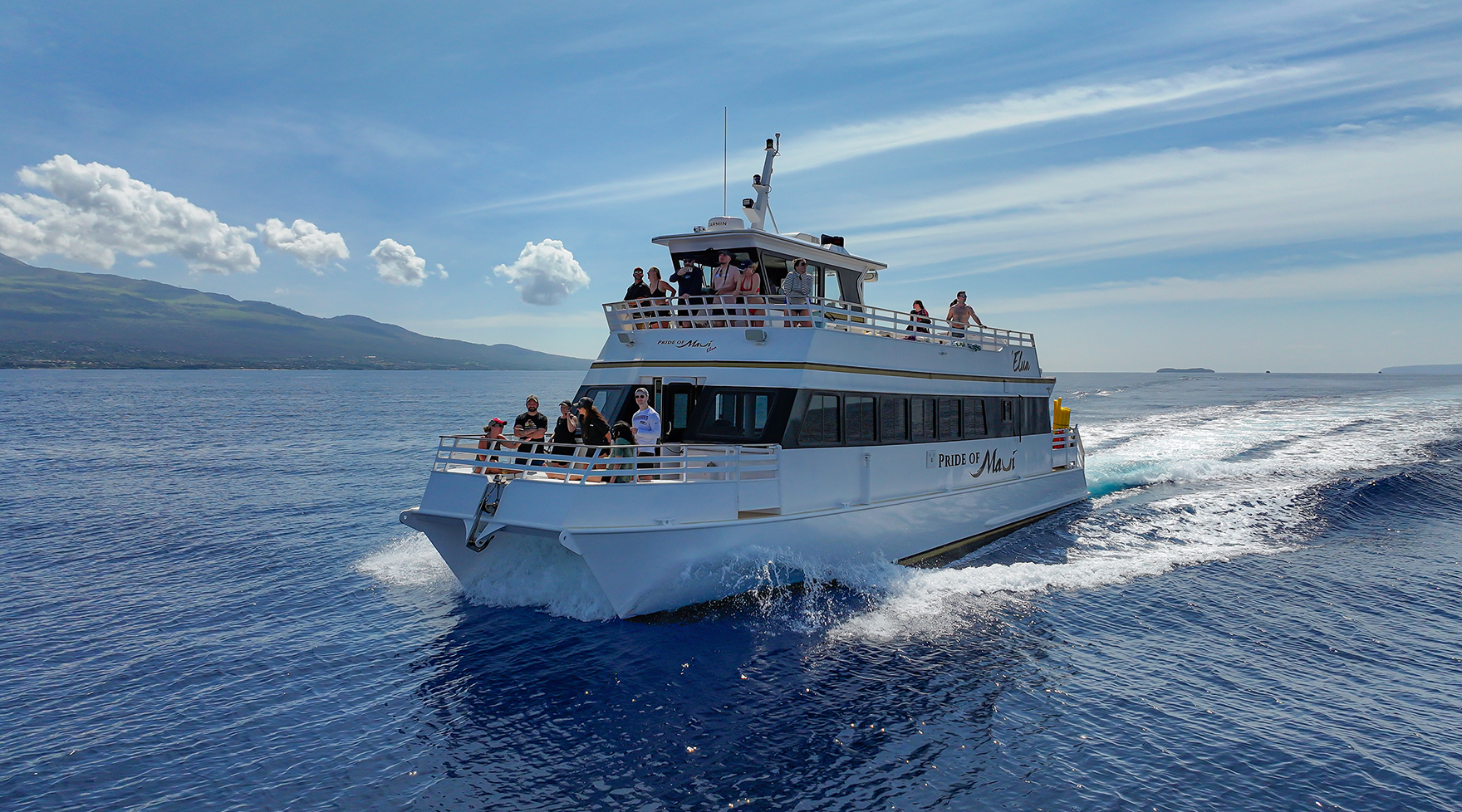 Elua underway with guests on a Molokini snorkel tour